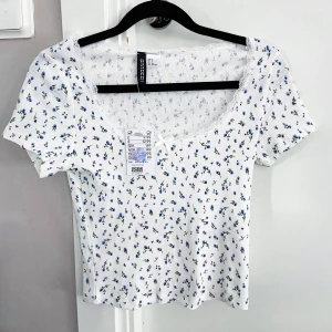 Topp strl S - Blommig & söt. Strl S. För tight för mig. Ny. 130kr inkl frakt