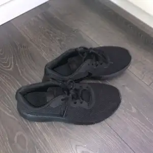 Nike skor svarta. Använda en gång, helt nya. Köpta för 669