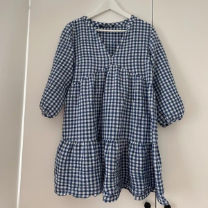 Blåvit rutig klänning - Säljer min så fina blåvit rutiga klänning från zara i storlek M💙🤍
