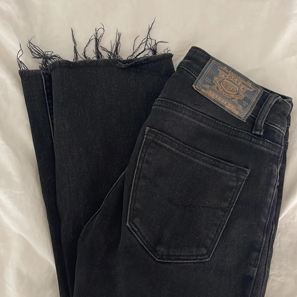 Ankel jeans från Crocker, storlek 24 i midja. En liten fläck på vänster ben men den syns knappt, går antagligen bort i tvätten . Jeans & Byxor.