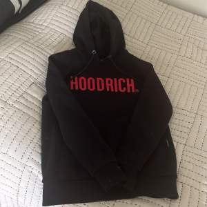 Denna hoodie köptes i JD sports i London för Cirka 10 månader sedan den är i väldigt bra skick och har inte andvänts så många gånger