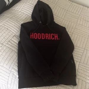 Hoodrich hoodie - Denna hoodie köptes i JD sports i London för Cirka 10 månader sedan den är i väldigt bra skick och har inte andvänts så många gånger
