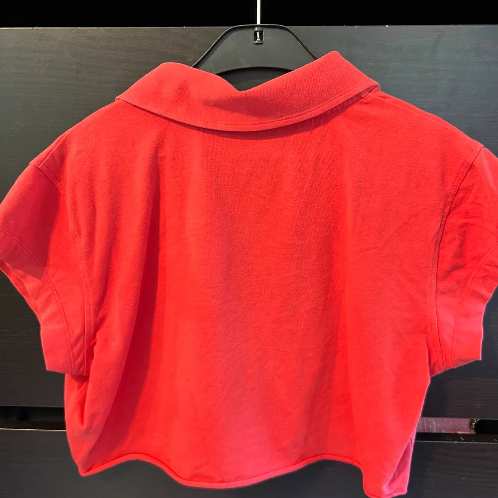 Den ser röd ut men den är lite mer rosa av sig. Storlek m men passar som s, väldigt stretchig. . T-shirts.