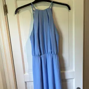 Blå långklänning med öppen rygg med spets i storlek XS-S. Använd 1 gång, en aning noppig fram (se bild) 