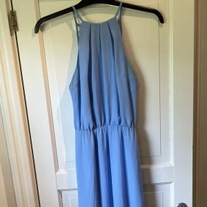 Långklänning - Blå långklänning med öppen rygg med spets i storlek XS-S. Använd 1 gång, en aning noppig fram (se bild) 