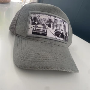 Emilio pendenza keps - Säljer min emilio pendenza keps då den inte används. Kepsen är lite sönder där man spänner kepsen men den fungerar att spänna. Ny pris 550kr Kepsen är köpt på Emilio pendenzad hemsida 