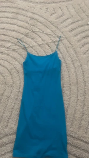 blå klänning  - Storlek S Aldrig använd, prislapp på Säljer pga aldrig kommit till användning 