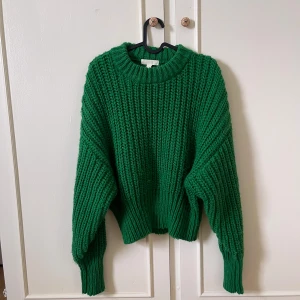Grön Stickad tröja - Grön grovstickad tröja från H&M.  Köpt för 499kr. Sparsamt använd. Mycket bra skick.