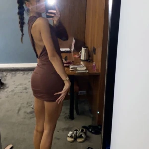 Klänning öppen i ryggen  - Brun klänning från zara använd en gång som ny, storlek xs❤️