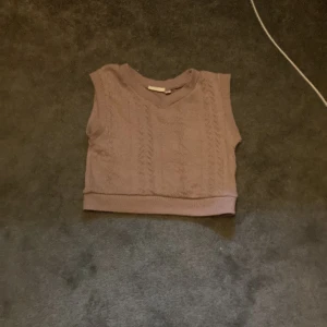 Stickad väst - Rosa lila stickad väst.super fint skick och nästan aldrig använt 