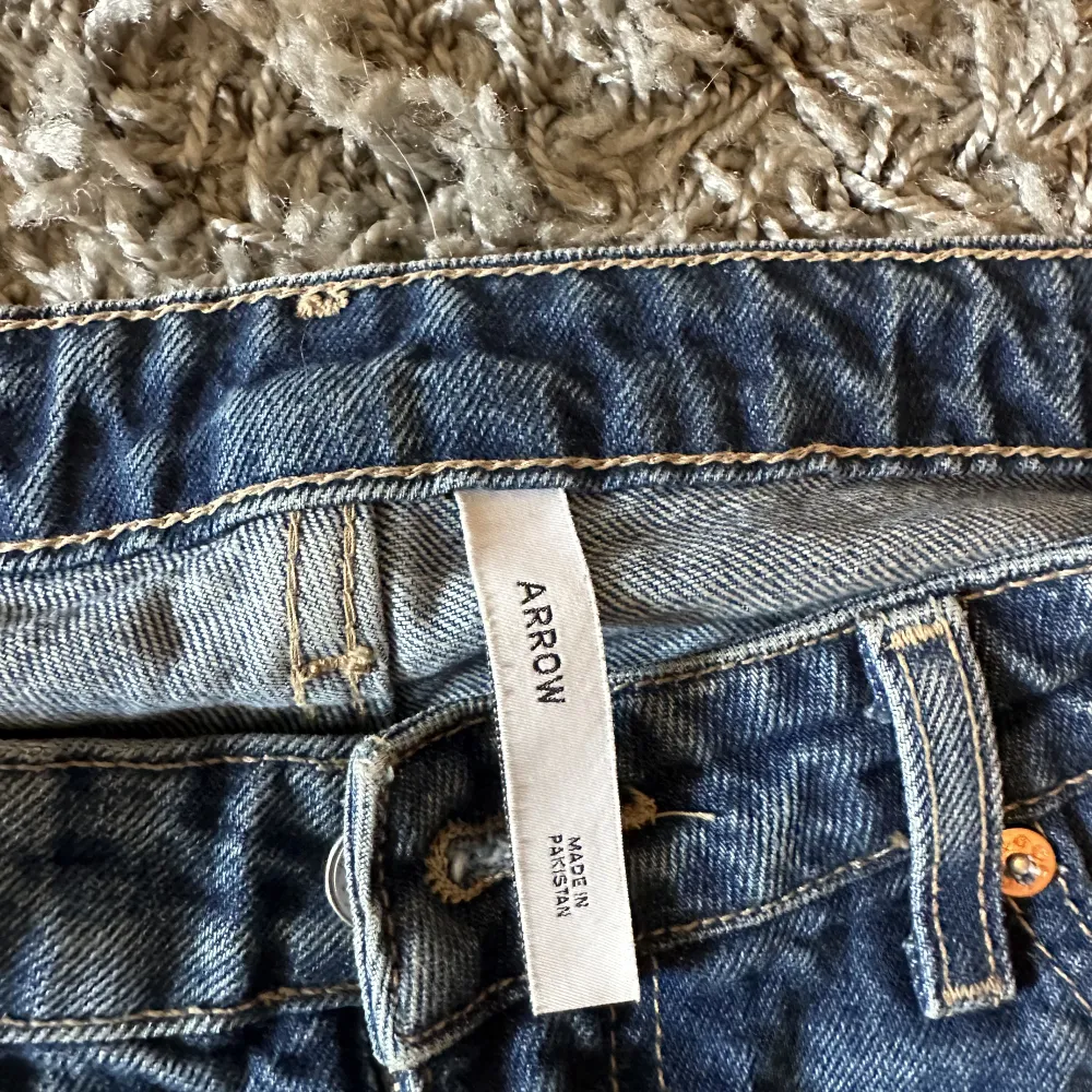 Arrow Low waist jeans från weekday. Jeansen är i ny skick och säljs pågrund av att de inte kommer till användning . Jeans & Byxor.