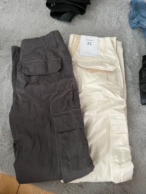 Bershka cargopants - Storlek 32 Säljer både vita och gråa cargopants Aldrig använda dem ligger bara i min garderob. Pris kan diskuteras🤍 o du kan köpa dem separat, du måste inte köpa båda🤍