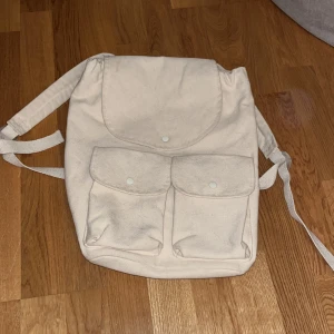 Fin ryggsäck  - Så fin beige kyggsäck från Zara  Den har 2 fack därfram samt är ihopdragningsbar k öppningen. Banden är justerbara Ps! Den rymmer ett A4