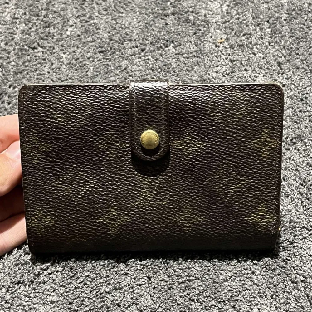 Louis Vuitton Monogram Wallet  Säljer nu denna fina Louis Vuitton plånboken. Den är en väldigt gammal modell men är i fint skick. Tyvärr finns inte kvitto då den är vintage men legitcheck kan fixas till dem som vill. . Väskor.