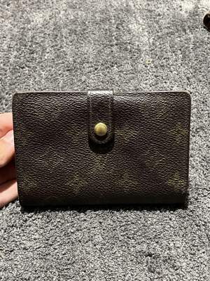 Louis Vuitton Monogram Wallet  Säljer nu denna fina Louis Vuitton plånboken. Den är en väldigt gammal modell men är i fint skick. Tyvärr finns inte kvitto då den är vintage men legitcheck kan fixas till dem som vill. 