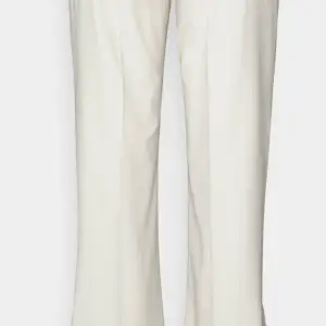 Säljer dessa Kräm vita kostym byxor från Weekday. Den är i bra   skick och aldrig   andvända av mig. Säljer så dem är alldeles för långa på mig. Jag är   1,65. jag köpte byxorna   rån en annan tjej på  plick. 🤍 (tryck på bilden för att se hela byxorna)
