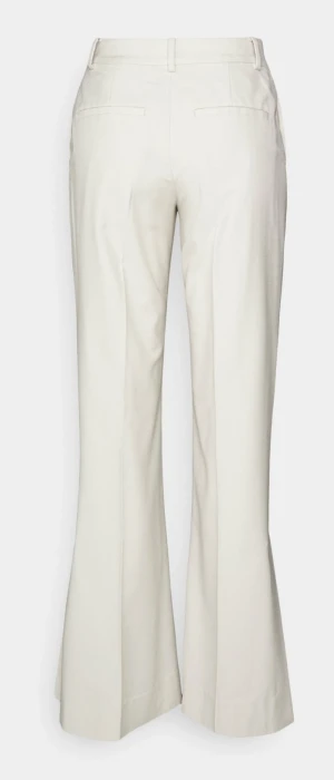 Creme vita kostym byxor - Säljer dessa Kräm vita kostym byxor från Weekday. Den är i bra   skick och aldrig   andvända av mig. Säljer så dem är alldeles för långa på mig. Jag är   1,65. jag köpte byxorna   rån en annan tjej på  plick. 🤍 (tryck på bilden för att se hela byxorna)