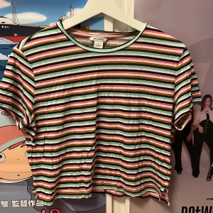 Färgglad t-shirt  - Jag köpte den på Monki för några år sedan och är i storlek s :) Har inte använt den så ofta så den är i bra skick :D