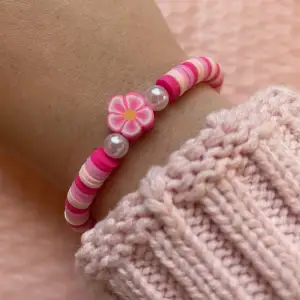 Fint rosa armband med en rosa blomma på sig! 🌸 Går att beställa önskad färg och storlek! 💕 Kostar 20kr inklusive frakt! 📦 