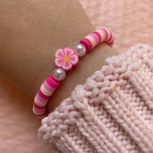 Rosa armband 💕 - Fint rosa armband med en rosa blomma på sig! 🌸 Går att beställa önskad färg och storlek! 💕 Kostar 20kr inklusive frakt! 📦 