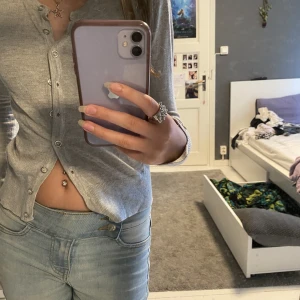 Grå kofta - Väldigt snygg och lätt att styla 😻 super snygga knappar på framsidan och armar. Fin grå färg⭐️