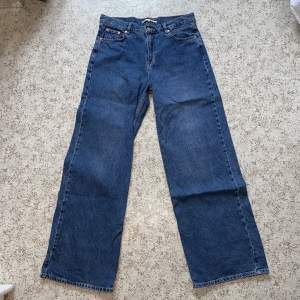 Mörkblå jeans med vida ben, köparen står för frakten och priset går att förhandla 