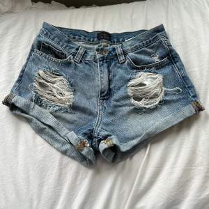 Fina jeans shorts från Nelly🩷Använda fåtal gånger🌸 inga skador på de, säljer pågrund av att de inte passar mig längre! Frakt tillkommer, inga returer