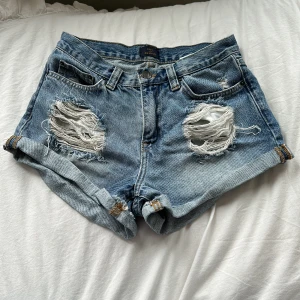 Nelly Jeans shorts🩵 - Fina jeans shorts från Nelly🩷Använda fåtal gånger🌸 inga skador på de, säljer pågrund av att de inte passar mig längre! Frakt tillkommer, inga returer