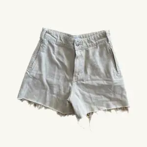 Snygga beiga shorts   Helt oanvända   80kr + frakt eller mötas i Uppsala 