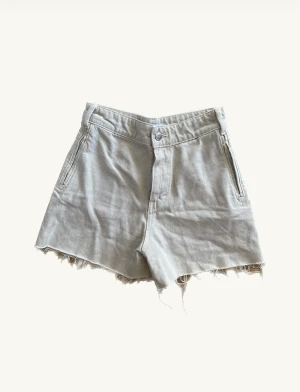 Jeansshorts  - Snygga beiga shorts   Helt oanvända   80kr + frakt eller mötas i Uppsala 