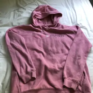 Säljer denna Tommy hilfiger hoodie som inte kommer till användning nå mer💕 säljs för 150kr plus frakt.