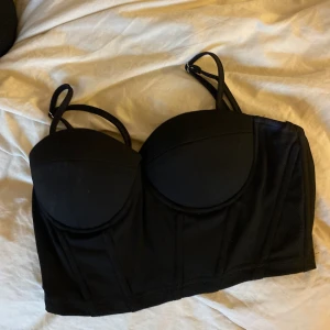 Svart topp - Svart topp med justerbara band.