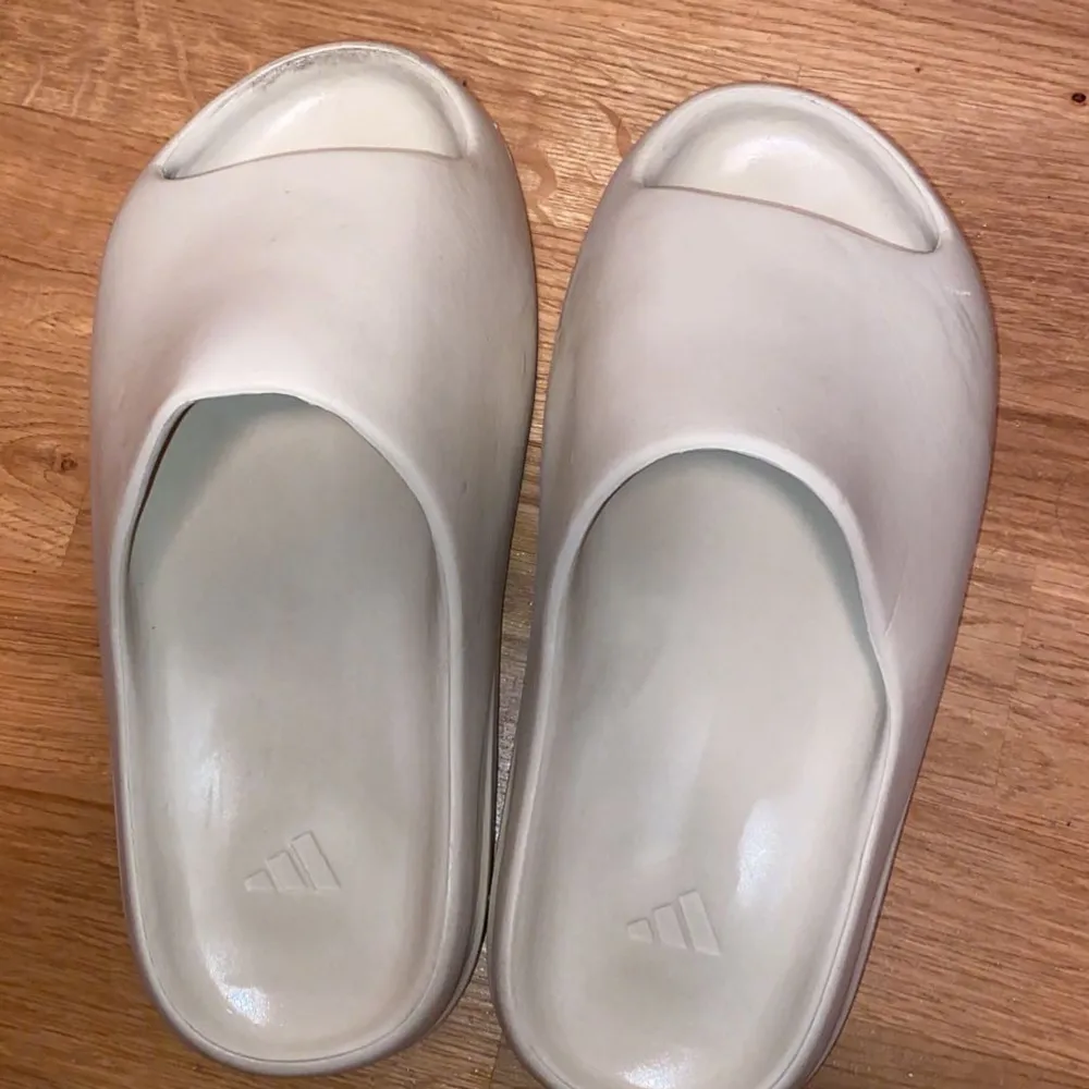 Yeezy slides inte använd för mycket bara då och då men nu passar inte den mig och har tröttnat på den. Pris kan diskuteras . Skor.