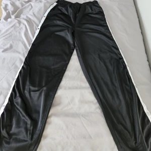 Popper Pants - Ett par popper pants som inte kommer till användning✨️ Byxorna har endast använts 3-4 gånger så de är i väldigt bra skick (de tvättas såklart innan jag skickar de)! Skriv vid funderingar eller för fler bilder🤍