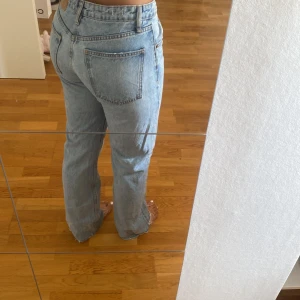 Mid waist jeans från zara ( st 36 )  - Säljer mina mid waisted straightleg jeans från zara i ljusblått. Storlek 36. Sparsamt använda. 