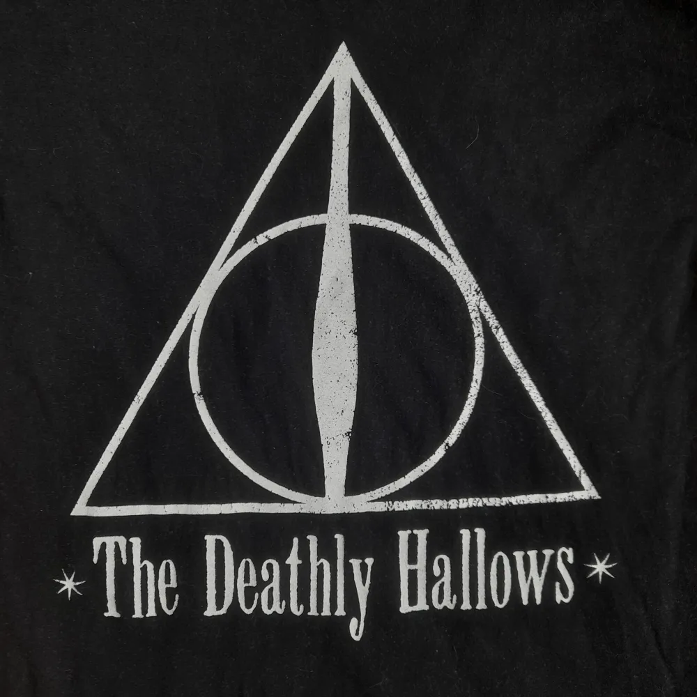 Svart Harry Potter tröja med distressed Deathly Hollows tryck. Använd gärna köp nu/ prisförslag funktionen. T-shirts.