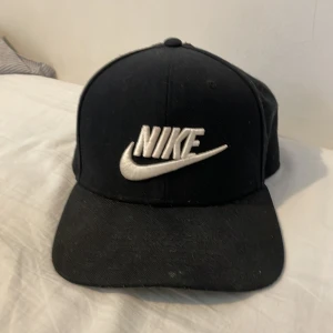 Nike - En nike keps som här rätt använd, lite smutsig men går bort i tvätten 