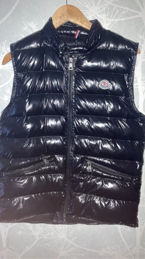 Moncler väst  - Säljer väst på grund av att jag faktiskt nu har tröttnat på den den är ny köpt för 3700 säljer för 1500,inte många lägger mer än så på kläder idag tyvärr 