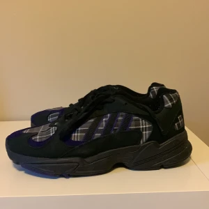 Adidas yung 1 ”purple plaid” - Säljer ett par adidas yung 1’s då jag aldrig använder dem. Dem är använda ett par enstaka gånger men ser egentligen nya ut. Inga skador eller något fel på dem. Lådan följer med. Storlek är en uk 9 