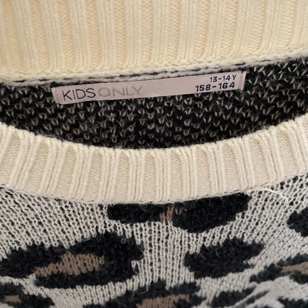 Stickad tröja i leopard mönster.  Använd ett par gånger. Bra skick. Köptes för 300 kr. Säljer för 59 kr. Storlek 158/164 13-14 Y. Tröjor & Koftor.