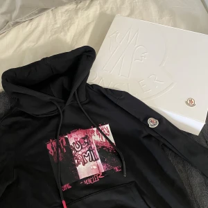 Moncler Hoodie  - Moncler Hooded Sweatshirt  Skick 8/10 (se flaw på bild)  Passar M/L (fitpic vid behov) Kvitto + box finns Fråga vid funderingar 📩