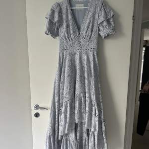 Säljer min fina ljusblåa By Malina klänning. Modell från sommarsäsong 2022. Använd 1 gång som bröllopsgäst. Originalpris: 3499 SEK