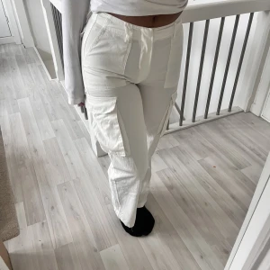 Cargobyxor  - Mid waist cargobyxor från Gina Tricot. Använda endast två gånger. 