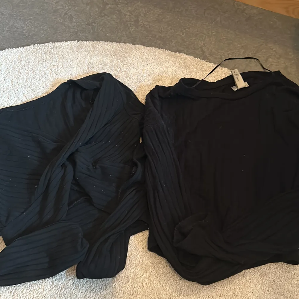 Två svarta enkla tröjor i strl s fint skick säljs tillsammans . Toppar.