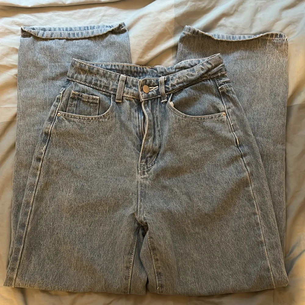 Säljer dessa jeans som bara har använts ett par gånger. Längden är perfekt på mig som är 163. . Jeans & Byxor.