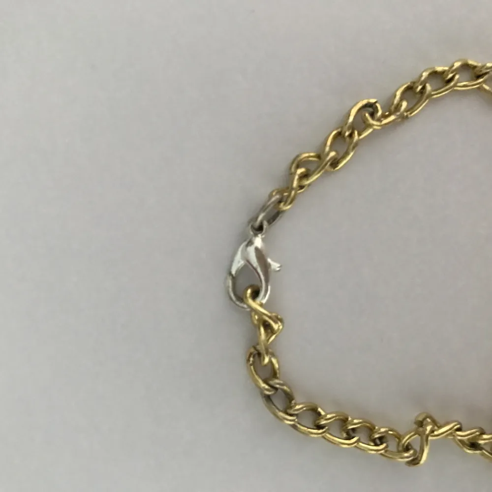 Guldfärgat armband, handgjort med en liten månskärva och silvrigt lås. Köpare står för frakt.. Accessoarer.