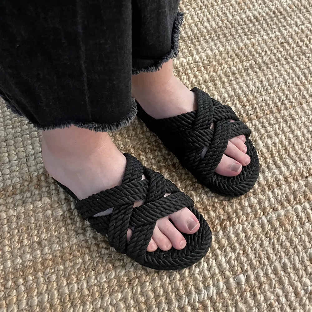Flätade sandaler från Duffy 🖤Svarta 🦶Storlek 39 ✨ I princip helt oanvända pga lite för små i storleken. Har vanligtvis 38/39, men skulle säga att dessa nog passar en med storlek 37/38 bättre. . Skor.