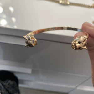 Isadora armband -  Isadora Savannah Cat Bangle Armband GWP Justerbart armband – passar alla. Guldpläterad metallmix av järn, koppar och mässing. Nickelfri. 