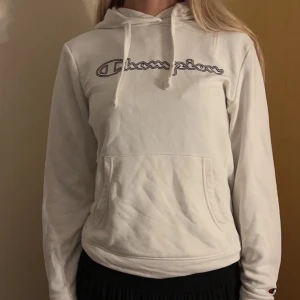 Hoodie - Vit hoodie från champion.