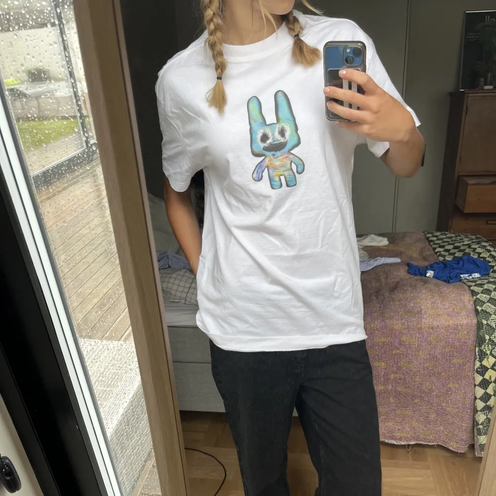 Superfin oversized T-shirt med figur på framsidan från weekday! Aldrig använd! . T-shirts.